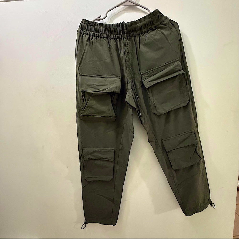 Alo Men's Cargo Venture Pants in stealth Green